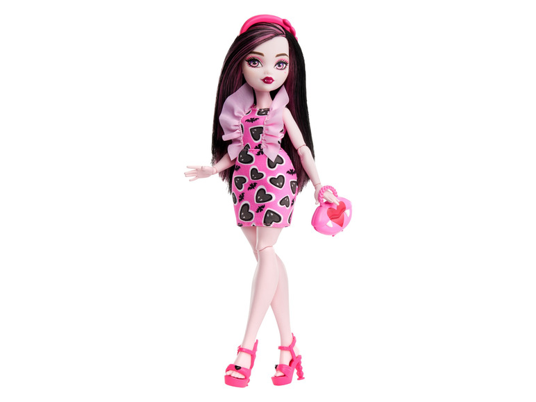 Une poupée Monster High rose avec une robe à cœurs et un sac rose.