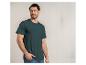 Homme en t-shirt vert foncé avec le mot « SIMPLICITY » et un jean bleu.