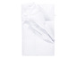 Une couette et un oreiller blancs.
