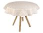 Une table ronde avec une nappe rayée.