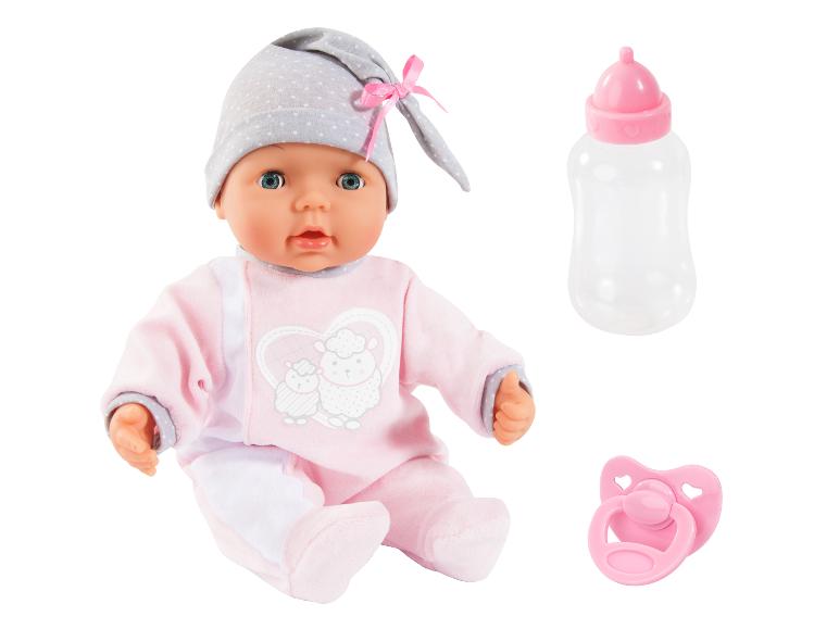 Poupée bébé en tenue rose avec bonnet, biberon et sucette.