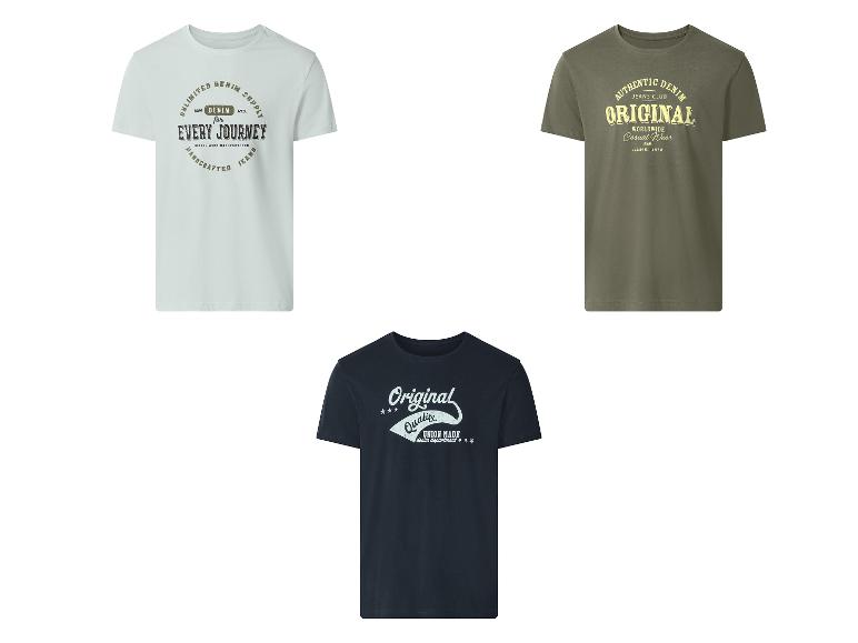 Trois t-shirts homme à manches courtes : bleu clair, olive et bleu foncé avec inscriptions.