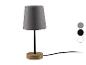 Une lampe de table grise avec un pied en bois
