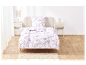 Parure de lit fleurie lilas sur un lit simple.