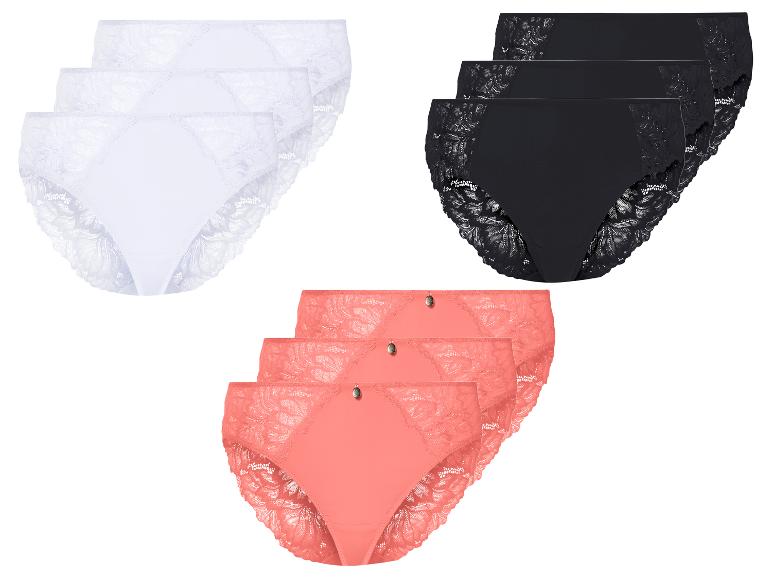 Trois paquets de culottes pour femmes en blanc, noir et corail.