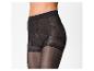 Gros plan d'une femme portant des collants noirs transparents avec des panneaux sculptants.