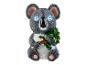 Figurine de koala aux yeux lumineux et branche d'eucalyptus.