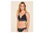 Jeune femme souriante portant un ensemble de lingerie en dentelle noire.