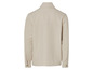 Une chemise beige à manches longues.
