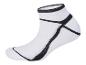 Des chaussettes blanches avec des accents noirs.
