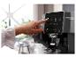 Machine à café De'Longhi Magnifica Start avec écran tactile, préparant un latte macchiato.