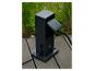 Borne de recharge gris foncé pour véhicules électriques avec câble branché sur une terrasse en bois.
