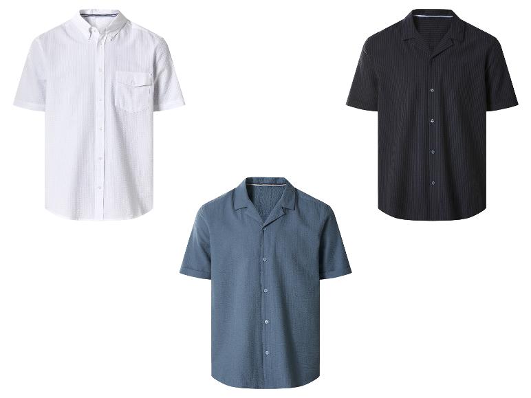 Trois chemises homme à manches courtes : blanche, bleue et noire.