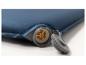 Matelas de camping gonflable bleu avec valve de gonflage.