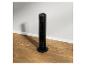 Ventilateur tour noir sur sol en bois.