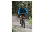 Un homme fait du vélo de montagne dans une forêt
