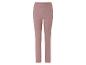 Un pantalon rose ajusté.