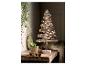 Un sapin de Noël en bois avec des lumières et de la neige sur une table en bois.