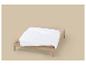 Couette blanche sur un lit en bois avec des draps beiges.
