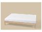 Cadre de lit en bois avec matelas blanc sur fond beige.