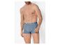 Homme torse nu portant un boxer bleu avec une bande élastique blanche et bleue.