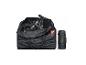 Sac de transport noir avec un vélo pliant et un sac roulé.