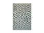 Un tapis blanc avec un motif en zigzag bleu foncé.