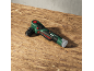 Perceuse d'angle sans fil verte et noire sur une table en bois.