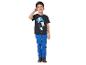 Enfant portant un t-shirt Peppa Pig et un pantalon bleu.