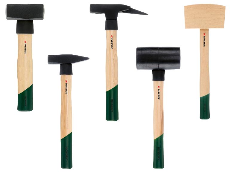 Cinq différents marteaux Parkside avec des manches en bois.