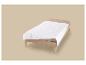 Lit simple en bois avec matelas beige et couette blanche.