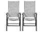 Deux chaises pliantes d'extérieur grises avec accoudoirs.