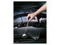 Une main utilise un miroir magnétique pour inspecter le moteur d'une voiture.