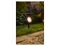 LIVARNO home Projecteur solaire LED dans un jardin éclairant la pelouse.