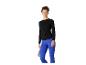 Femme en haut noir à manches longues et legging bleu, tenant une bouteille d'eau.