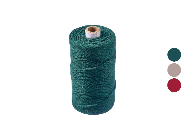 Une bobine de ficelle vert foncé avec trois échantillons de couleurs : vert foncé, marron clair et rouge foncé.