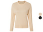 Pull en maille beige à manches longues.