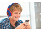 Adolescent avec un casque et une chemise à carreaux utilisant un smartphone.