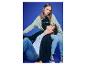 Deux jeunes portent des sweats à capuche et des jeans, un homme reposant sur les genoux d'une femme.