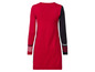 Un pull rouge avec un motif scandinave sur les manches.