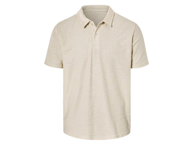 Un polo beige clair à manches courtes.