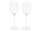 Deux verres à vin transparents à longue tige sur fond blanc.