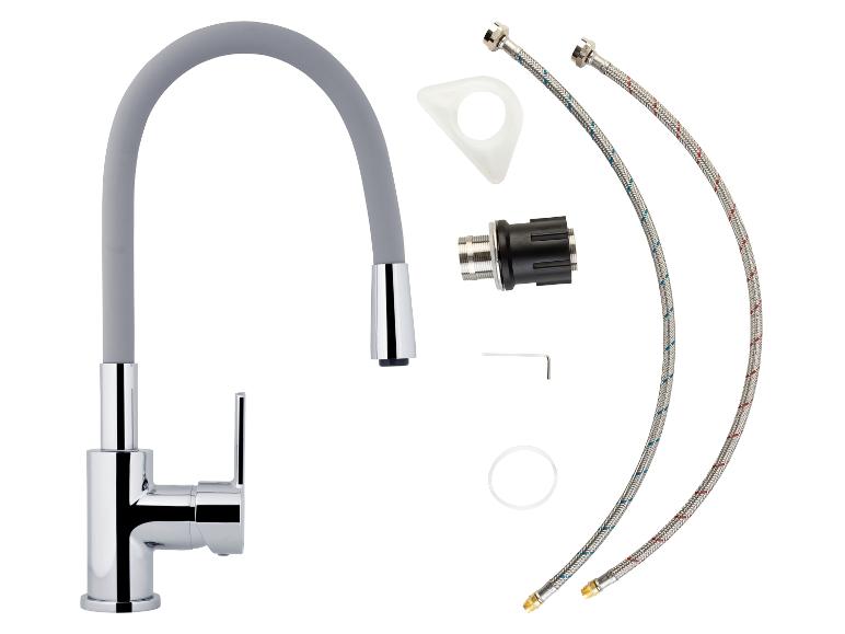 Un robinet de cuisine moderne, gris et chromé avec ses accessoires.