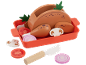Poulet en bois jouet avec légumes et couteau dans un plat à rôtir rouge.