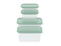 Quatre boîtes de rangement en plastique transparent avec des couvercles verts.