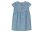 Une robe en jean pour filles à manches courtes avec un imprimé en forme de cœur.