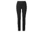 Jean noir slim sur fond blanc