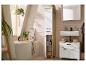 Salle de bain moderne avec baignoire, colonne de rangement, meuble vasque et meuble mural en blanc et bois.