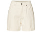 Un short en jean blanc.
