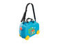 Une valise bleue avec l'image de Peppa Pig, sur roulettes avec une bandoulière.